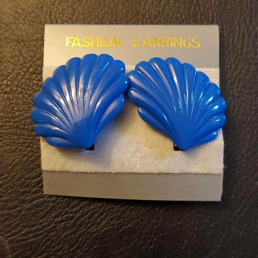 Boutique Blue Clam Shell Clip On Fashion Earrings
